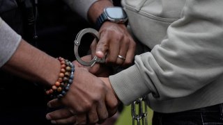 Un agente estadounidense de inmigración arresta a Wilmer Patricio Medina-Medina en el Bronx en la ciudad de Nueva York el 17 de diciembre del 2024.