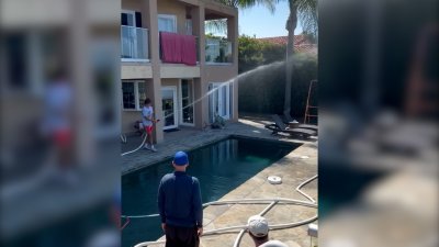 Familia usa agua de su piscina para salvar su casa en Pacific Palisades