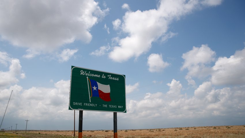 Un cartel de ‘Bienvenido a Texas’ se encuentra a un lado de la carretera, el 9 de mayo de 2017 cerca de Dalhart, Texas.