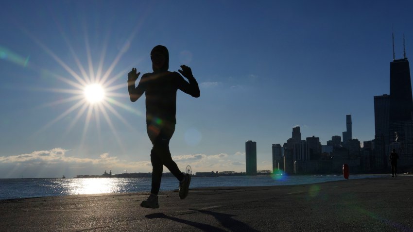 Un corredor solitario recorre la orilla del lago Michigan en una pista de carreras y bicicleta, con temperaturas por debajo del punto de congelación, el viernes 3 de enero de 2025, en Chicago. (AP Foto/Charles Rex Arbogast)