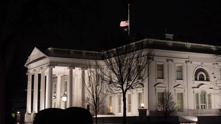 La bandera estadounidense izada a media asta en la Casa Blanca en honor al fallecido expresidente Jimmy Carter, el domingo 29 de diciembre de 2024. Carter, quien tenía 100 años de edad, murió el domingo en su casa de Plains, Georgia. (AP Foto/Manuel Balce Ceneta)