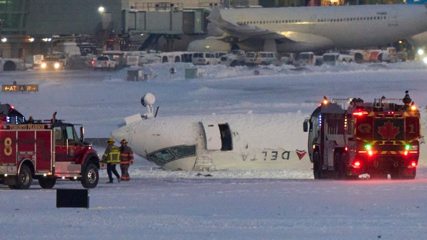 El vuelo 4819 de Endeavor Air, con 76 pasajeros y cuatro tripulantes, aterrizaba hacia las 3:30 p.m. en la mayor metrópoli canadiense, tras haber volado desde Minneapolis, en el estado norteamericano de Minnesota, según informó la compañía aérea. (Foto de Geoff Robins / AFP)