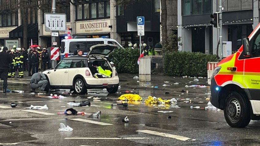 Trabajadores de emergencia asisten en el lugar donde un conductor atropelló a un grupo de personas en Múnich, Alemania, el jueves 13 de febrero de 2025.