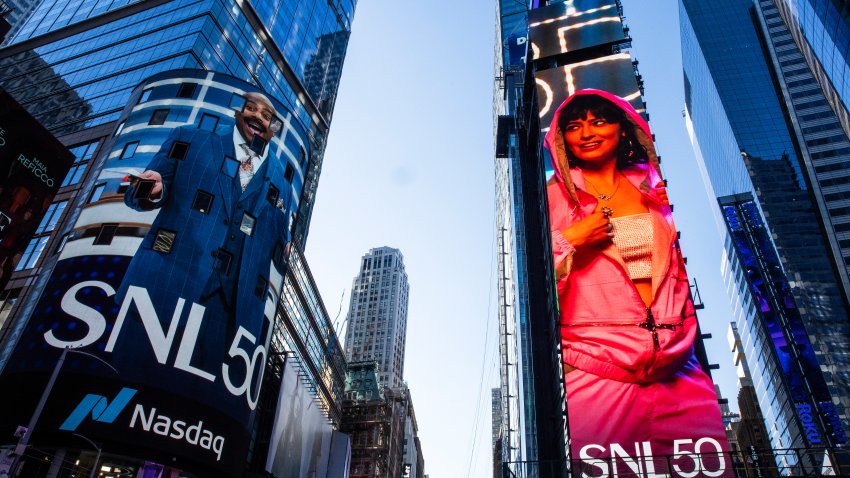 El logotipo de SNL50 se ve afuera del Nasdaq Marketplace en Times Square de Nueva York, el viernes 14 de febrero de 2025. (Foto AP/Eduardo Munoz Alvarez)