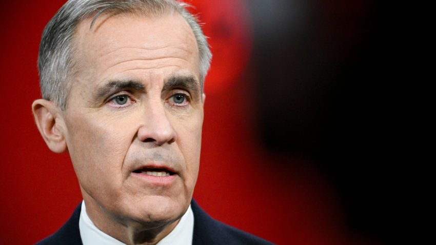 Mark Carney, ex gobernador del Banco de Canadá y candidato a líder del Partido Liberal, habla con los medios de comunicación tras un debate sobre el liderazgo del Partido Liberal en Montreal, Quebec, Canadá, el lunes 24 de febrero de 2025.