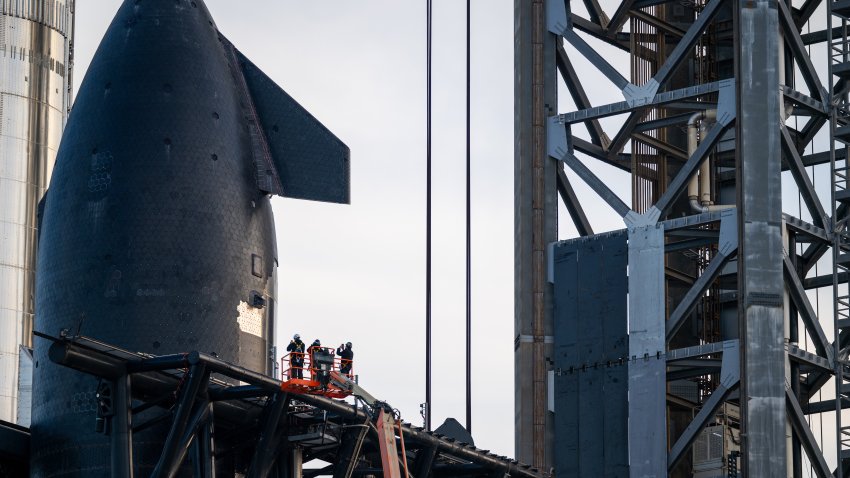 Empleados inspeccionan la nave SpaceX Starship Flight 8 cerca de la plataforma de lanzamiento orbital A antes de su lanzamiento en la playa de Boca Chica el 03 de marzo de 2025 en Boca Chica Beach, Texas.