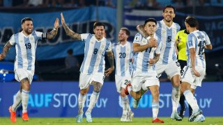 Thiago Almada celebra con sus compañeros el gol que le dio el triunfo el viernes a Argentina ante Uruguay en el estadio Centenario, en Montevideo.