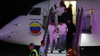 Caracas dice que EE.UU. criminaliza a migrantes venezolanos con Ley Enemigos Extranjeros