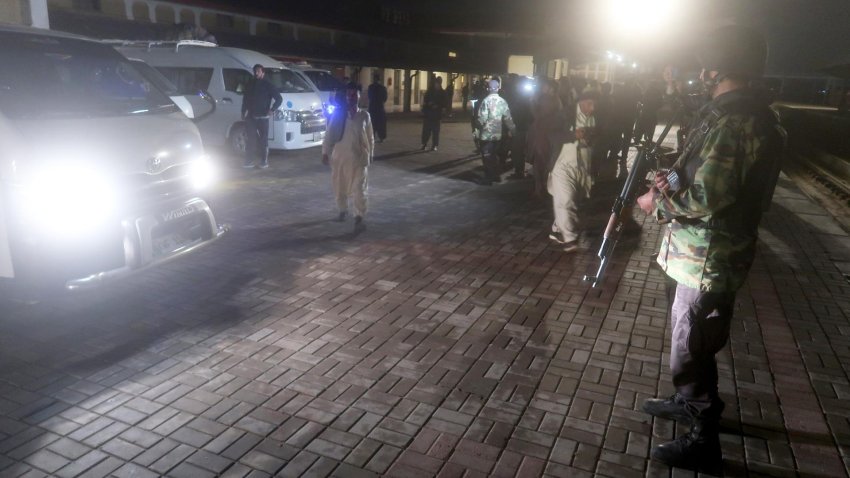 Rescatan a más de 100 pasajeros en operación tras el secuestro de un tren en Pakistán
