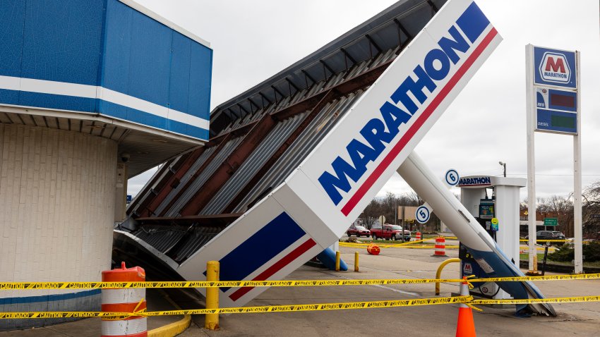 Un toldo es derribado por los fuertes vientos afuera de la gasolinera Marathon, en West Main Street, cerca de la carretera US 131, en Kalamazoo, Michigan, el lunes 31 de marzo de 2025. (Joel Bissell/Kalamazoo Gazette vía AP)
