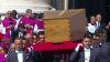 Se escuchan aplausos en la plaza San Pedro al ver llegar el féretro del Papa