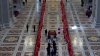 Regresan a la basílica San Pedro el féretro del Papa para dar comienzo a la procesión