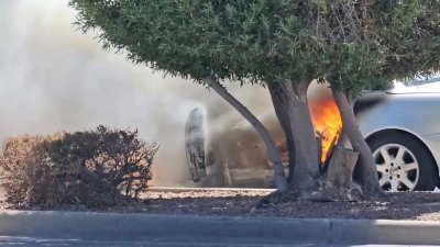 Se incendia vehículo en estacionamiento de centro comercial Solana
