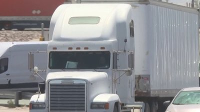 Orden ejecutiva exige que choferes de tráiler dominen inglés