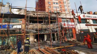 Foto entregada por la agencia de noticias Xinhua que muestra el lugar donde ocurrió el incendio en Liaoyang, en la provincia Liaoning en el noreste de China, el 29 de abril del 2025.