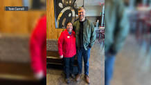 Carroll posa con Silvia, una empleada de su local de Chick-fil-A. Dice que el personal del restaurante se convirtió en un sistema de apoyo para él cuando acudía todos los días a pedir la ensalada.