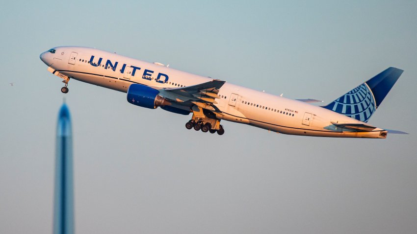 Avión de pasajeros de fuselaje ancho Boeing 777-200ER de United Airlines visto durante el despegue, saliendo del Aeropuerto Internacional Newark Liberty EWR que sirve al área metropolitana de Nueva York. El avión B777 tiene el número de cola N783UA y está propulsado por 2 motores Pratt & Whitney PW4090. United Airlines, con sede en Chicago, es la mayor aerolínea del mundo por destinos y tamaño de flota, y es miembro de la alianza de aviación Star Alliance. Newark, Estados Unidos, en noviembre de 2024 (Foto de Nicolas Economou/NurPhoto vía Getty Images)
Traducción realizada con la versión gratuita del traductor DeepL.com
