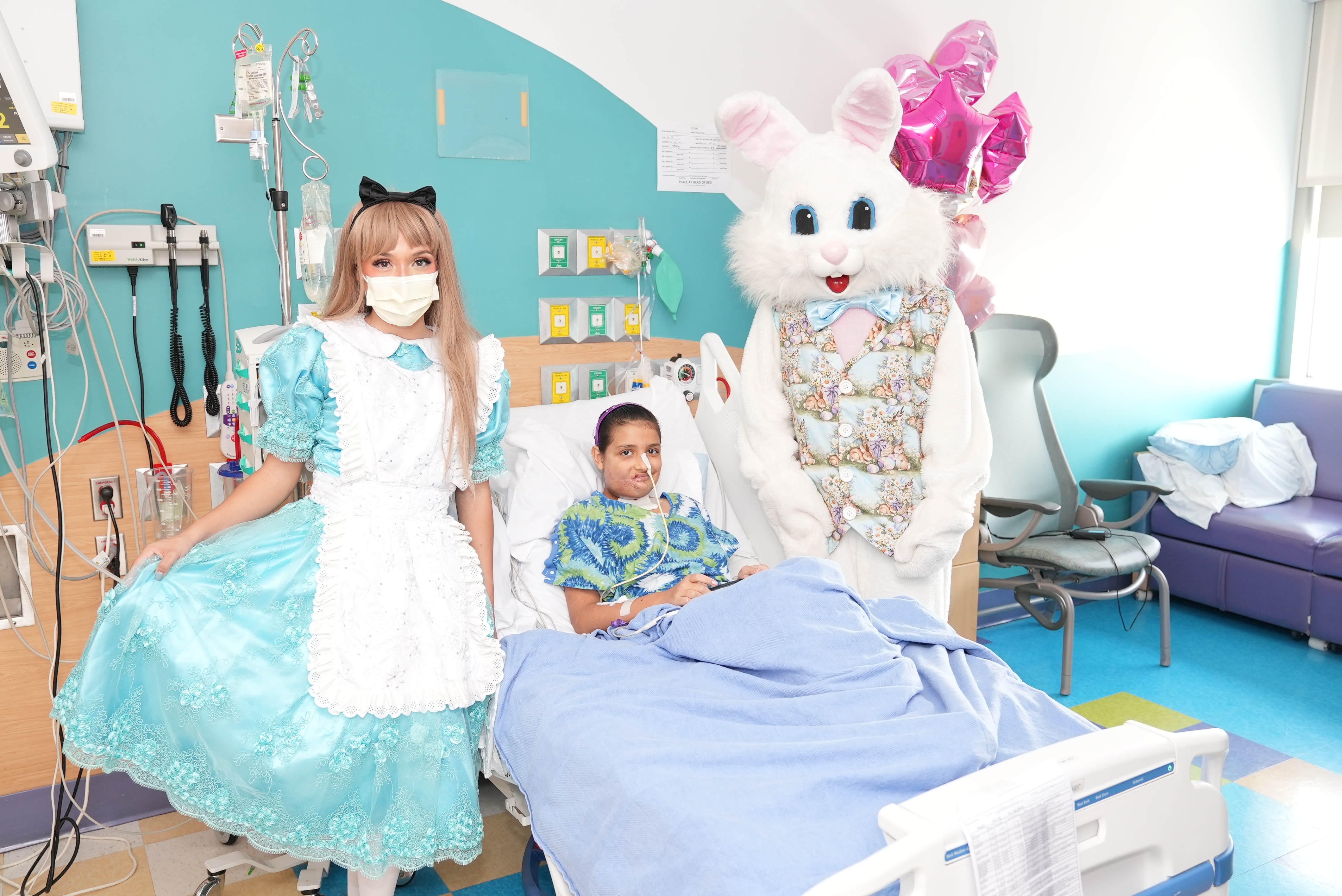 Visita conejo de Pascua a pacientes de El Paso Children’s Hospital