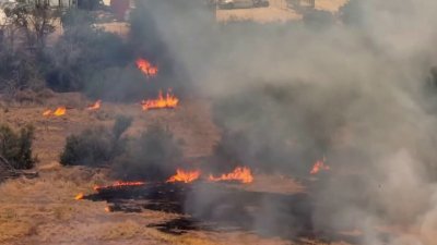 Investigan causas de incendio de maleza cerca de North Loop