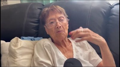 Camion tiene a Doña Leonor de casi 90 años padeciendo peligrosa ola de calor.