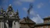 No habemus papam: el humo negro cubre la chimenea de la Capilla Sixtina