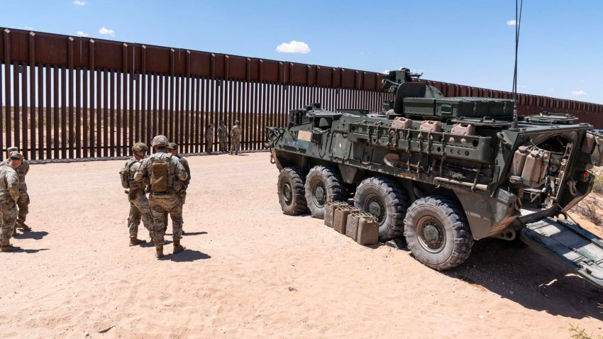 FotografÌa de integrantes del EjÈrcito de los Estados Unidos patrullando la frontera con MÈxico en el ¡rea de Defensa Nacional, en Nuevo MÈxico (EE.UU.). EFE/¡ngel Colmenares