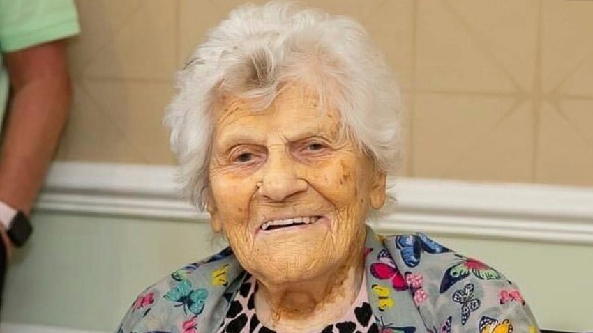 Esta fotografía sin fecha proporcionada por el asilo Hallmark Care Homes muestra a Ethel Caterham, que a partir del viernes 2 de mayo de 2025 es ahora la mujer más anciana del mundo, de acuerdo con LongeviQuest. (Hallmark Care Homes vía AP)