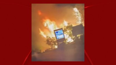 Bomberos combaten incendio en áreas verdes a un costado de Lee Treviño