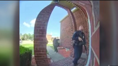 Con armas en mano: video muestra a policía pateando la puerta de casa en Texas tras falso informe