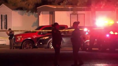 Hombre es baleado por la policía mientras amenazaba con dos cuchillos a su familia