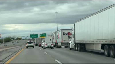 Tráiler varado causa cierres viales y paraliza el I-10