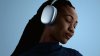 Los AirPods Max 2 de Apple tendrán traducción en vivo; llegan en marzo