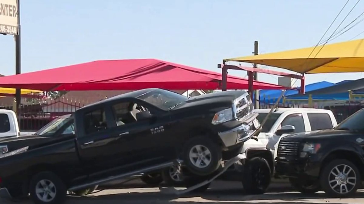 Vehículo choca contra poste en lote de autos – Telemundo El Paso (48)