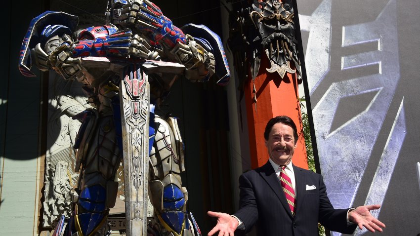 Optimus Prime (izq.), de la exitosa película mundial “Transformers: Age of Extinction”, fue presentado durante una ceremonia de huellas frente al TCL Chinese Theatre en Hollywood, California, el 30 de septiembre de 2014, donde el heroico líder de los Autobots fue inmortalizado con la tradicional ceremonia dedicada a las estrellas de Hollywood.